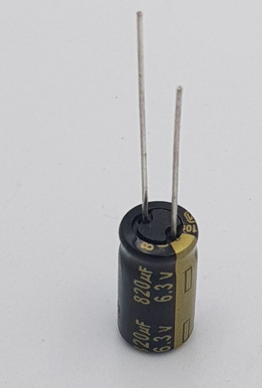Pack of 50  Panasonic New Capacitors Aluminum Electrolytic 820µF 6.3V D8 L17mm 105C